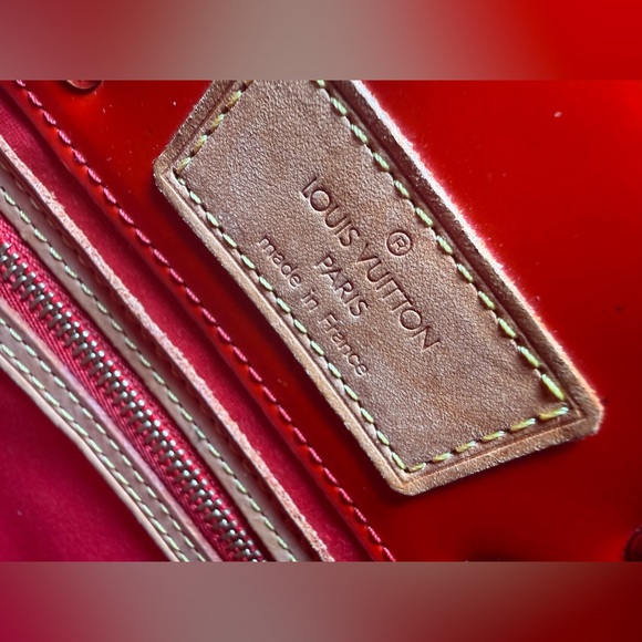 Authentic Louis Vuitton Reade PM handbag in Red Monogram Vernis patent leather. - Picture 5 of 11